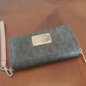 Michael kors wristlet